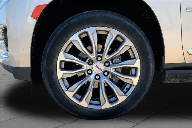 Used 2022 GMC Yukon XL Denali w/ Denali Premium Package RWD image 11