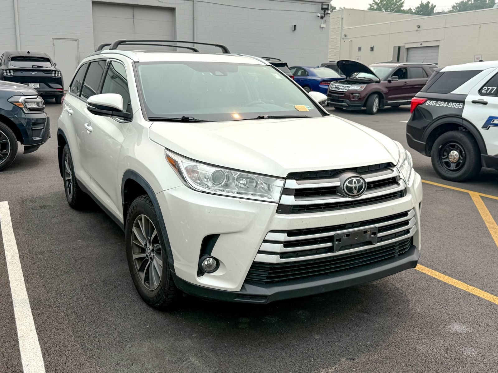 Used 2019 Toyota Highlander XLE AWD/4WD image 1