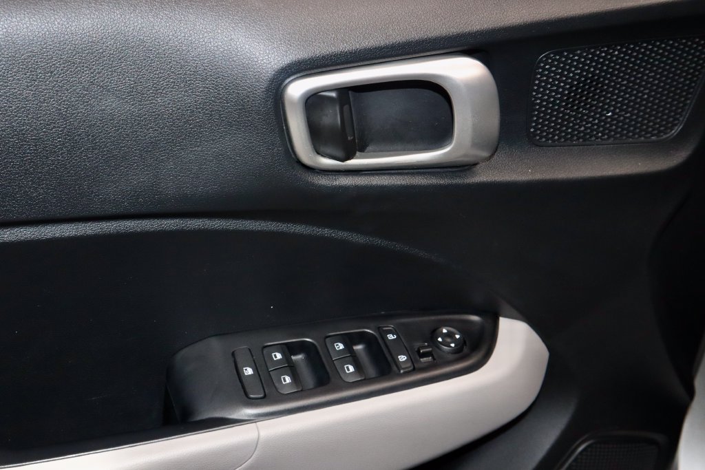 Used 2024 Hyundai Venue SEL FWD image 21
