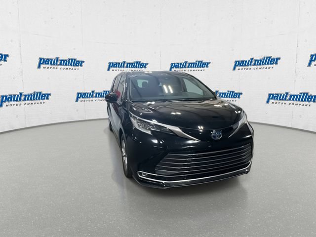 Used 2024 Toyota Sienna Limited AWD/4WD image 3