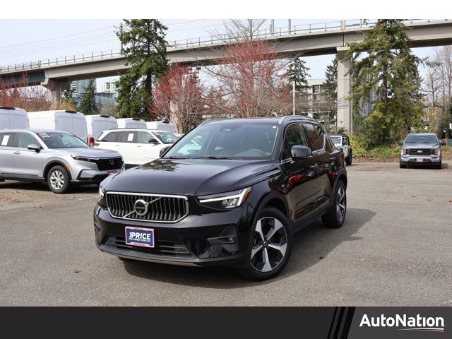 Used 2025 Volvo XC40 B5 Plus image 1