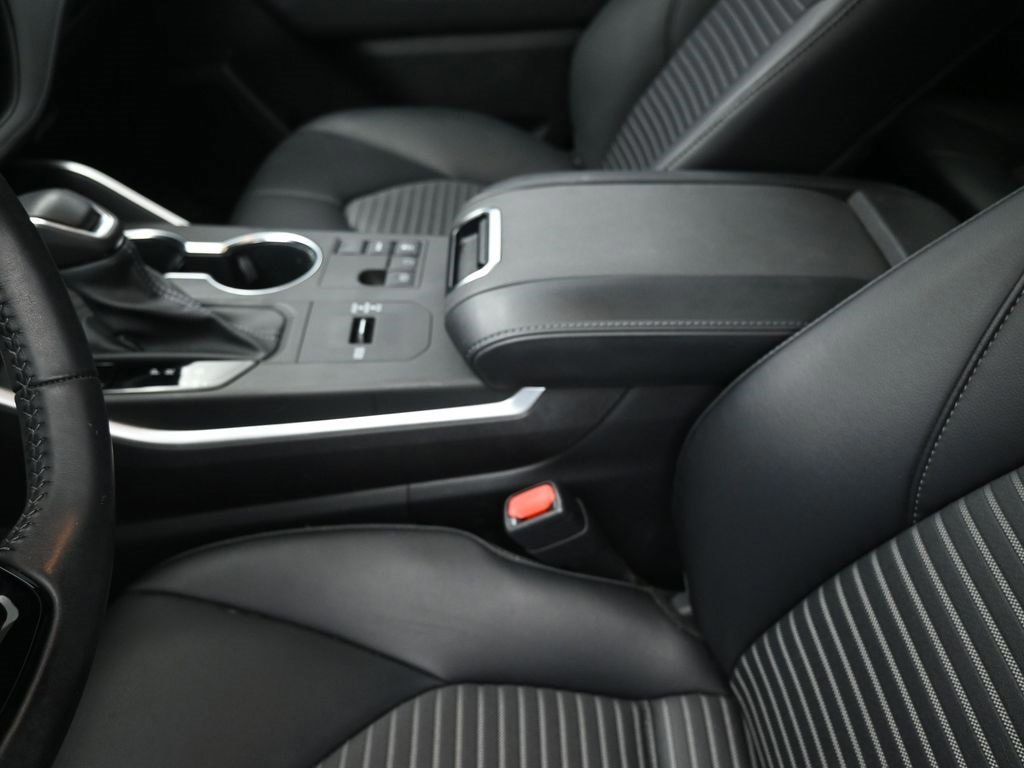 Used 2023 Toyota Highlander L image 25