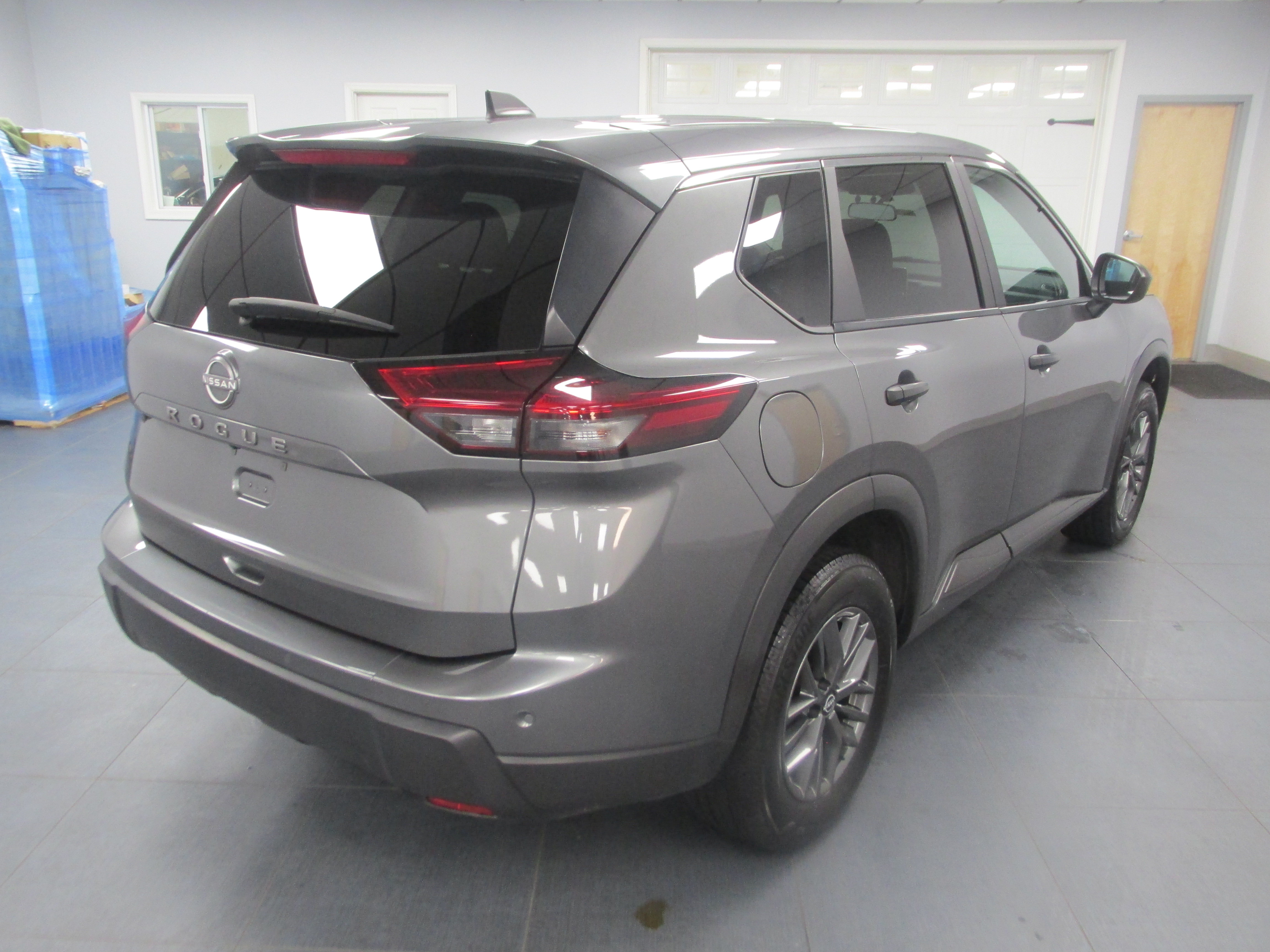 Used 2024 Nissan Rogue S FWD image 5