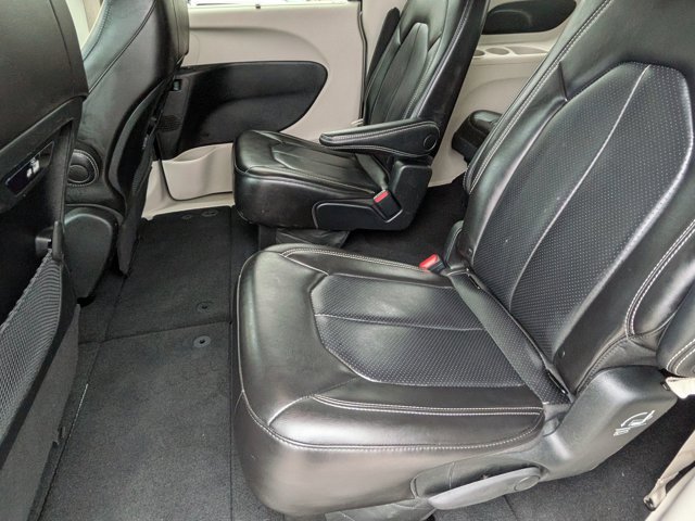 Used 2023 Chrysler Pacifica Touring-L FWD image 21