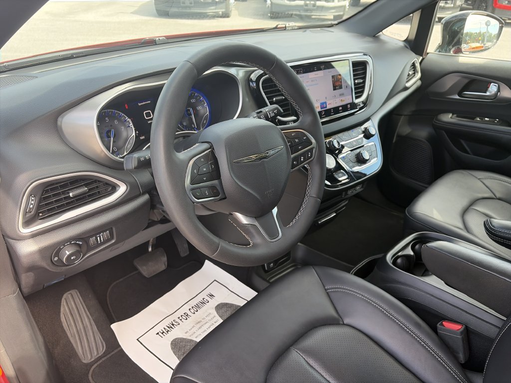 Used 2025 Chrysler Pacifica Select FWD image 11