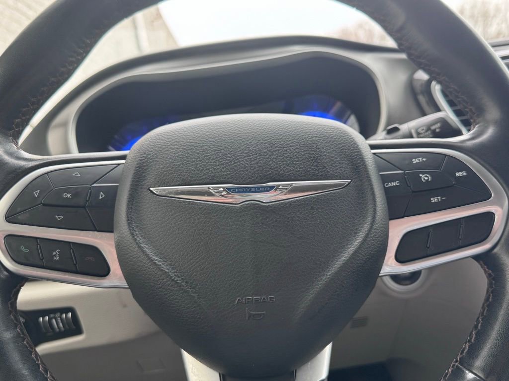 Used 2020 Chrysler Pacifica Touring-L image 8