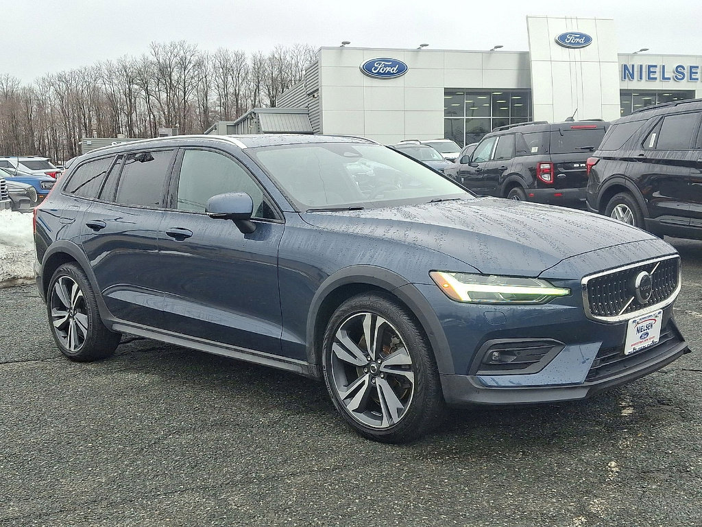 Used 2023 Volvo V60 B5 Cross Country Plus image 11