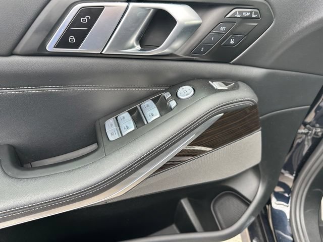 Used 2023 BMW X7 xDrive40i w/ M Sport Package AWD/4WD image 22