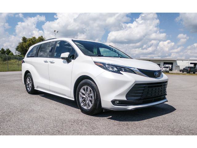 Used 2025 Toyota Sienna XLE FWD image 5