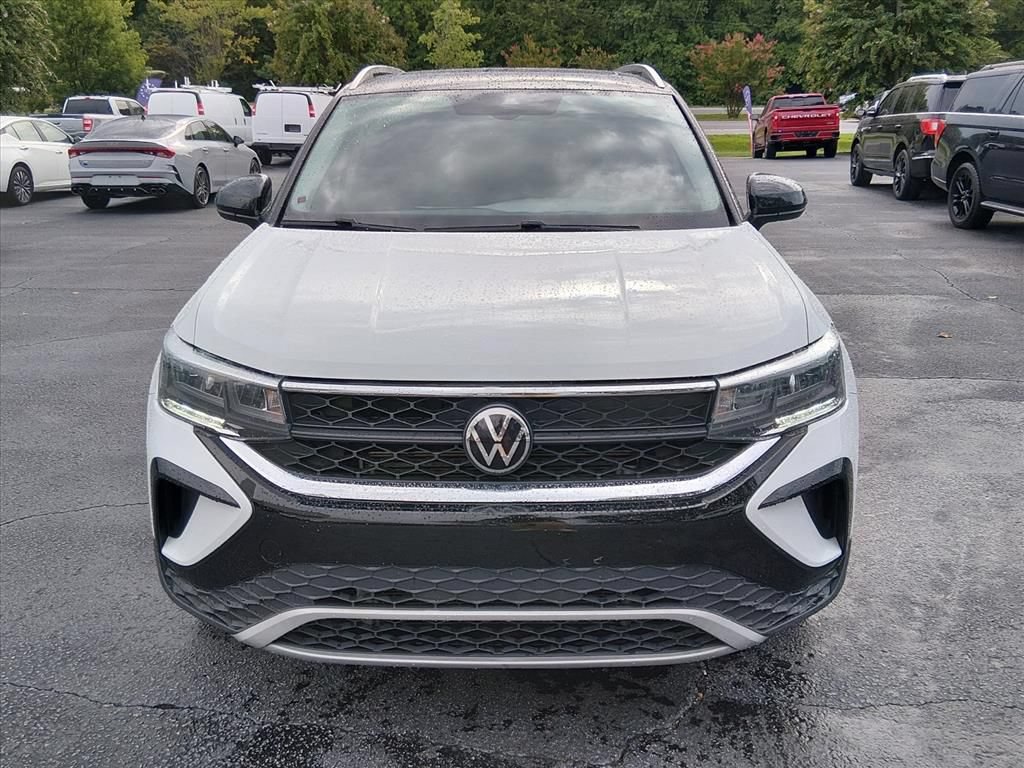 Used 2023 Volkswagen Taos SE w/ Panoramic Sunroof Package FWD image 9