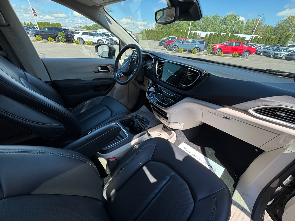 Used 2023 Chrysler Pacifica Touring-L FWD image 10