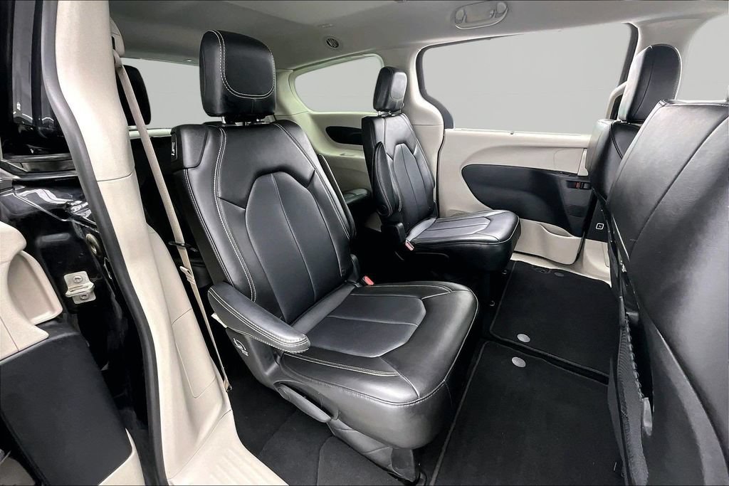 Used 2024 Chrysler Pacifica Touring-L FWD image 27