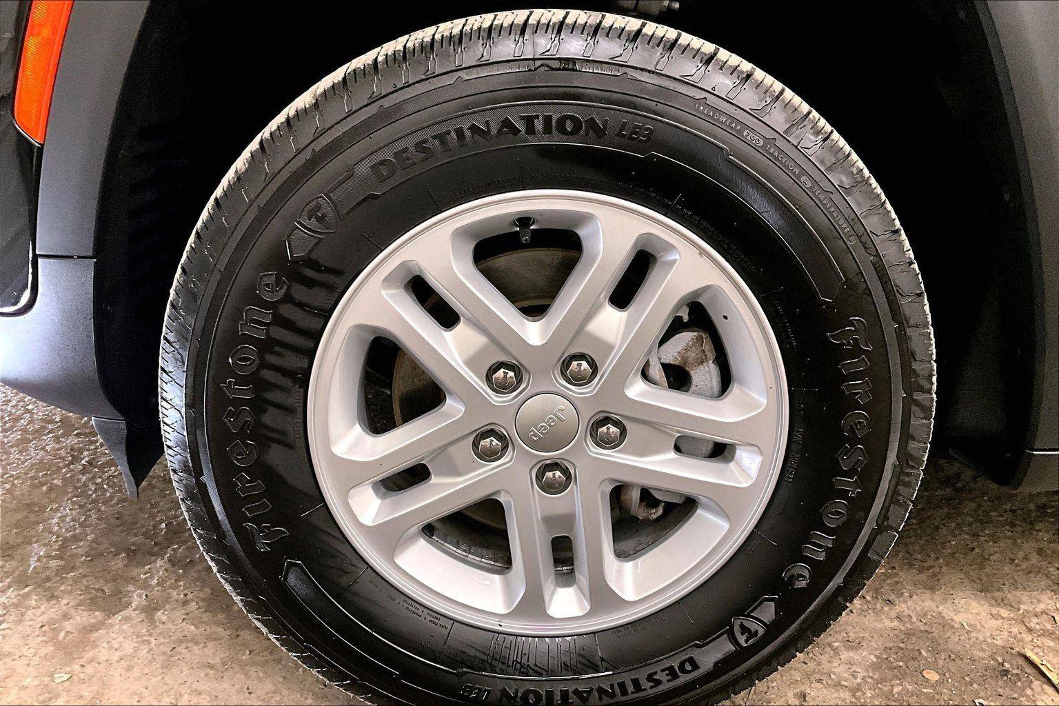 Used 2023 Jeep Grand Cherokee Laredo image 8