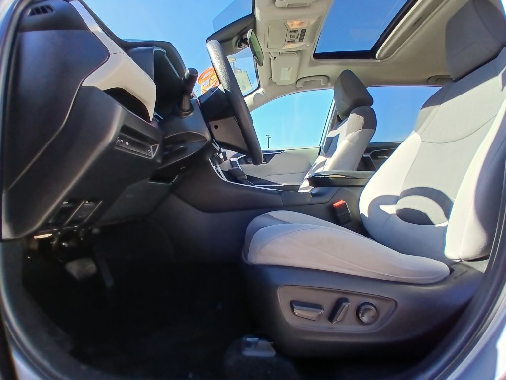 Used 2021 Toyota RAV4 XLE w/ Convenience Package FWD image 11
