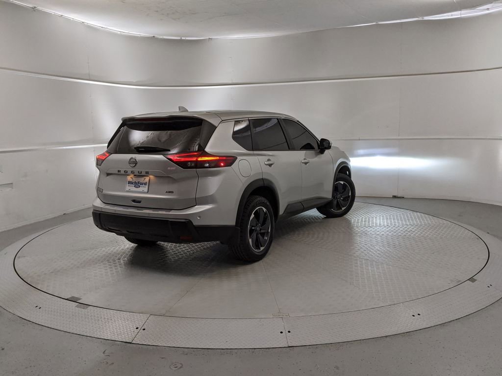 Used 2025 Nissan Rogue SV image 4