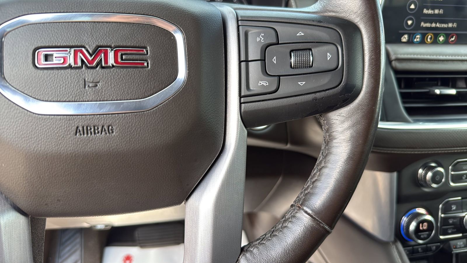 Used 2021 GMC Yukon SLT w/ SLT Premium Package RWD image 15