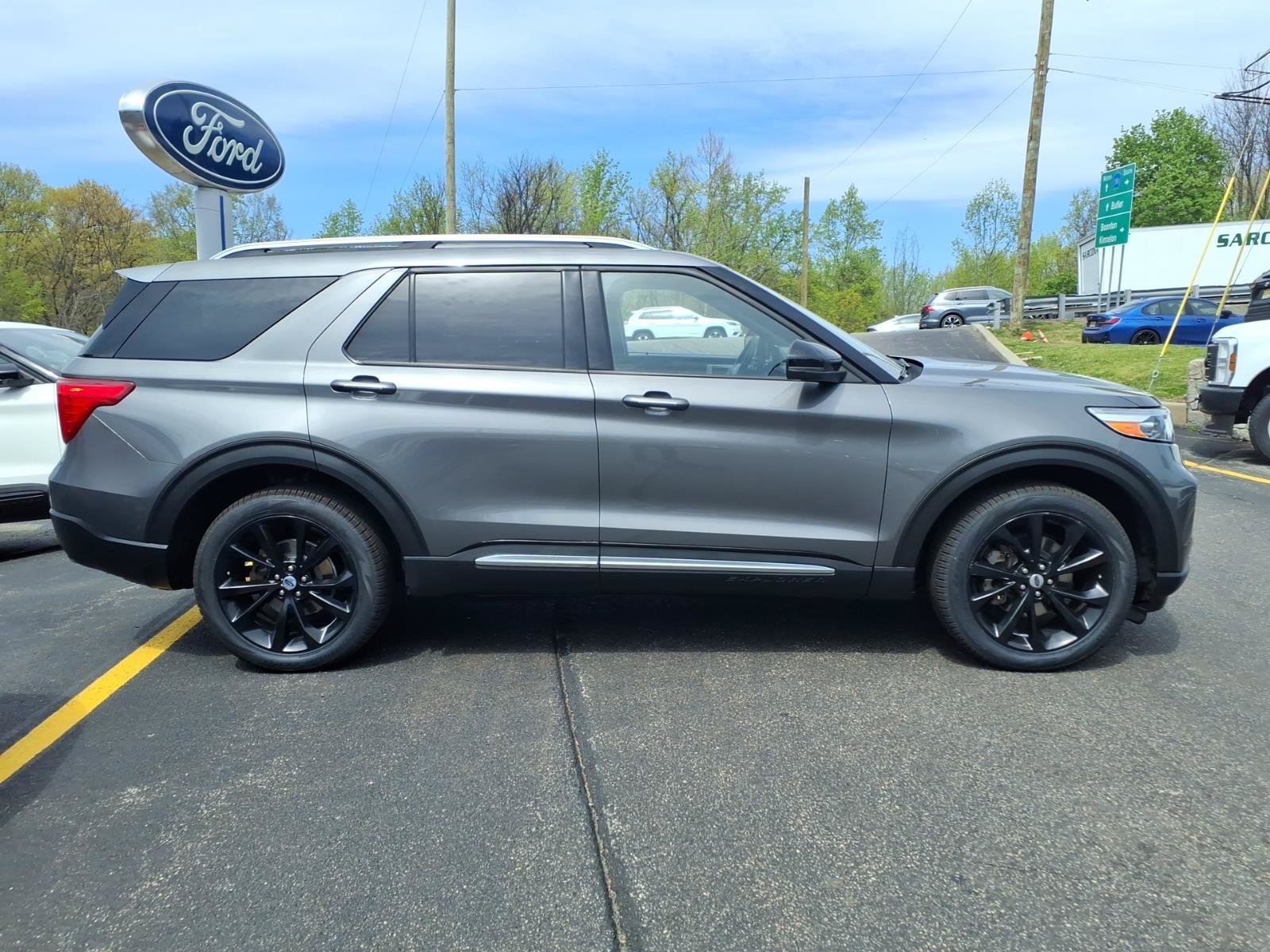 Certified 2023 Ford Explorer Platinum w/ Technology Package AWD/4WD image 9