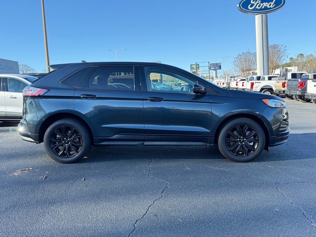 Certified 2022 Ford Edge SE w/ Black Appearance Package image 3