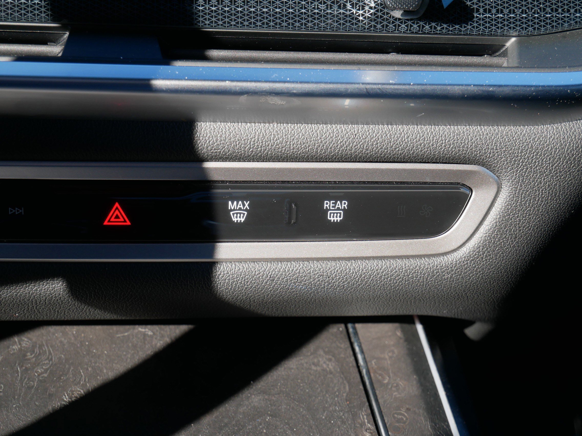 Used 2023 BMW X7 xDrive40i w/ Executive Package image 31