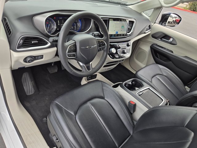 Used 2024 Chrysler Pacifica Touring-L FWD image 21