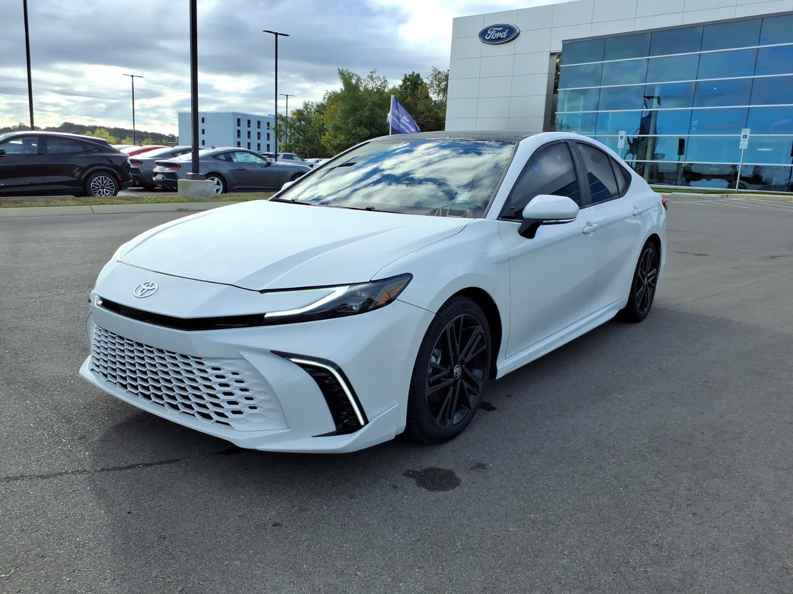Used 2025 Toyota Camry XSE FWD image 7