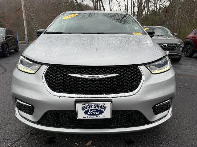 Used 2024 Chrysler Pacifica Touring-L image 2