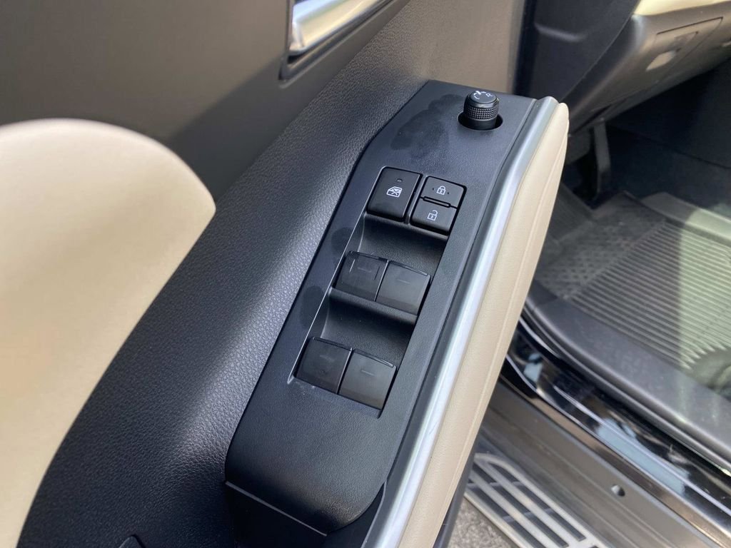 Used 2023 Toyota Highlander XLE FWD image 20