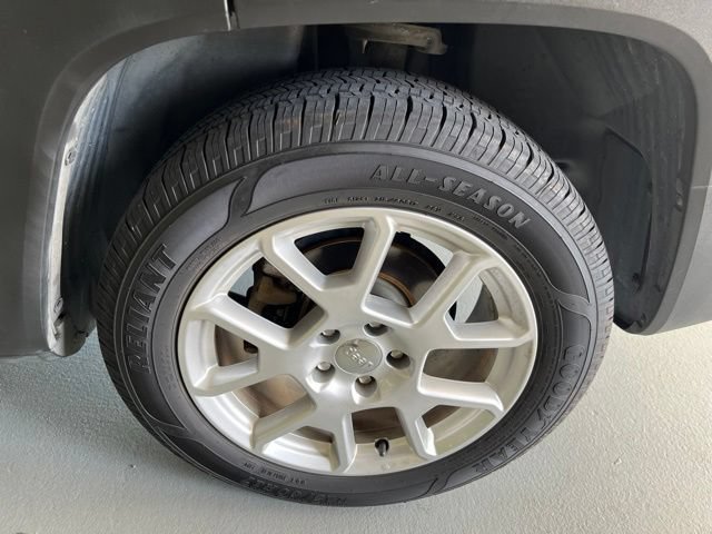 Used 2020 Jeep Renegade Latitude FWD image 9