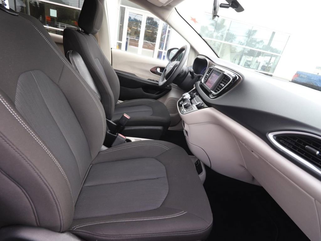 Used 2022 Chrysler Voyager LX FWD image 22