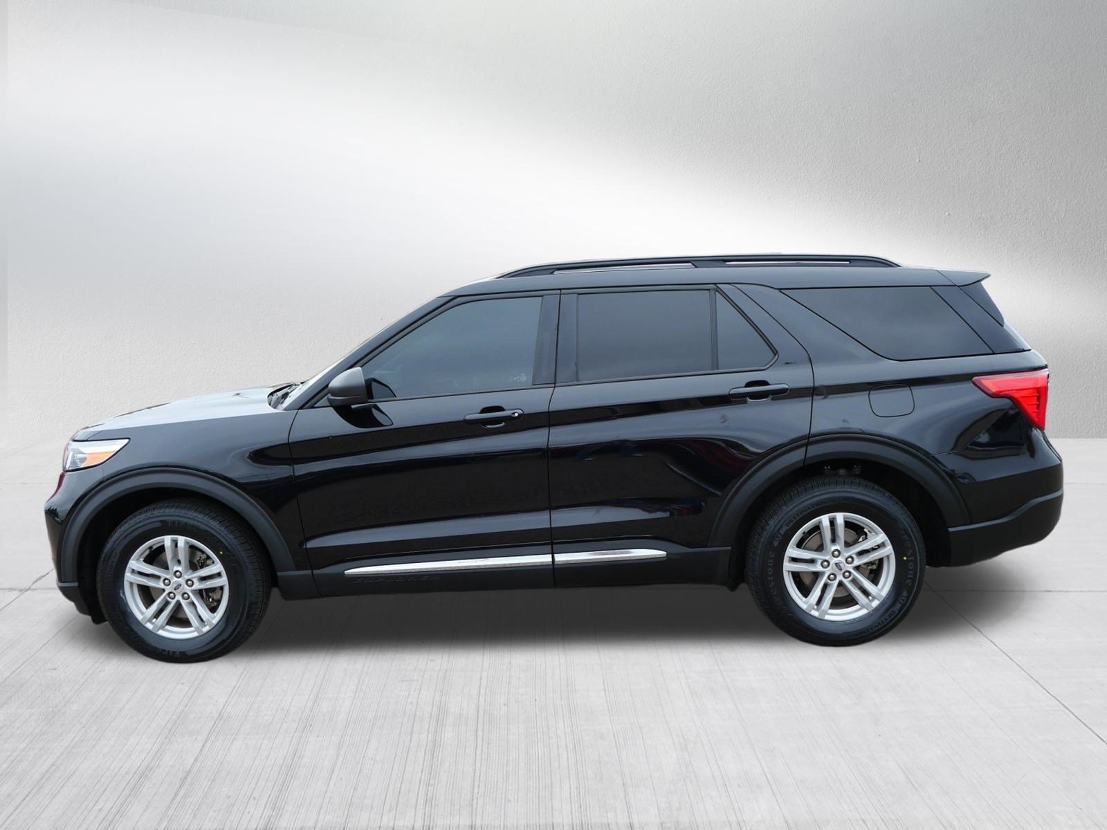 Certified 2022 Ford Explorer XLT w/ Equipment Group 202A AWD/4WD image 4