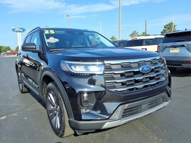 Certified 2025 Ford Explorer Active w/ Active Comfort Package AWD/4WD image 3