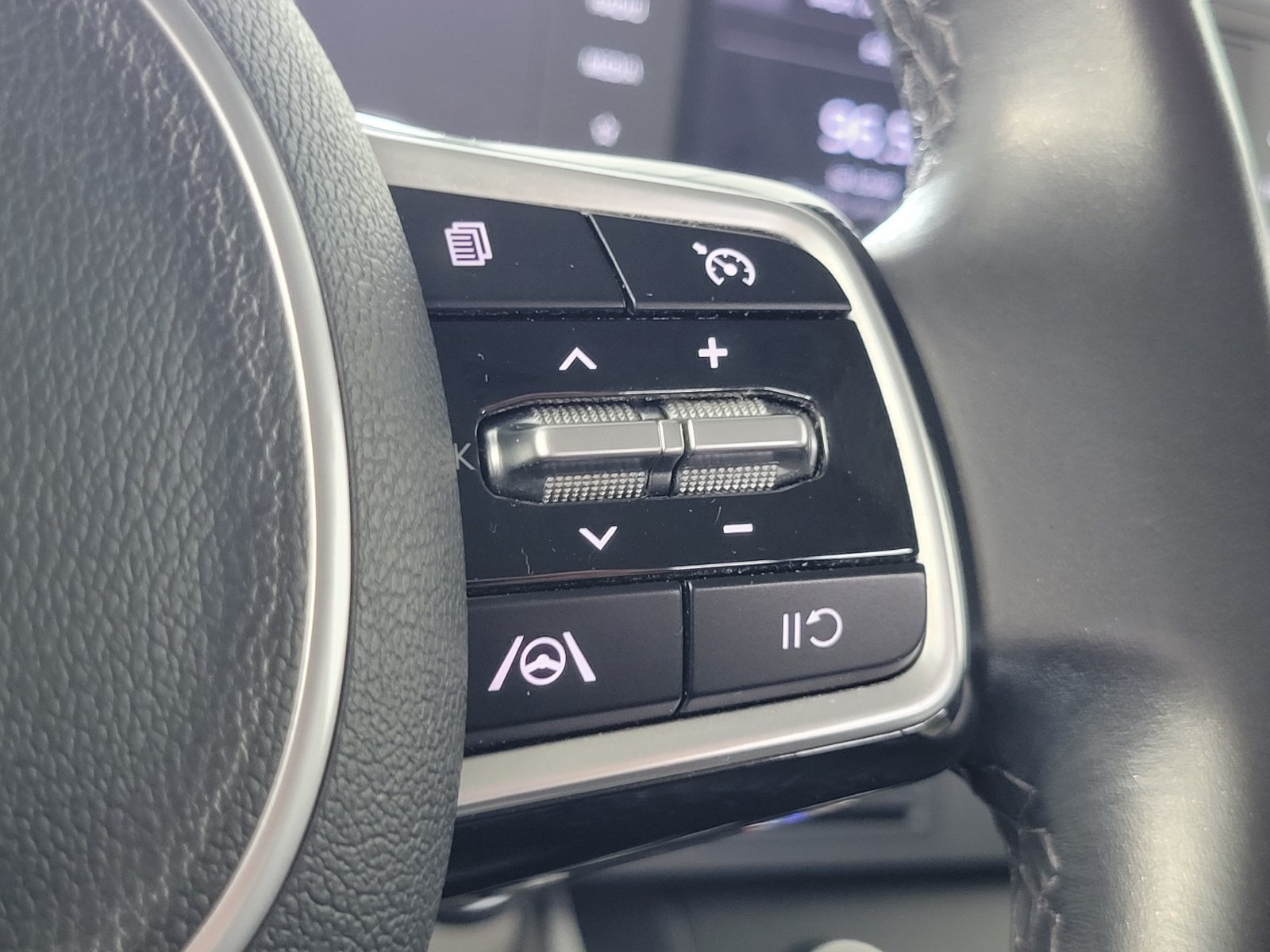 Used 2022 Kia Carnival LX w/ Paint Protection Package FWD image 17