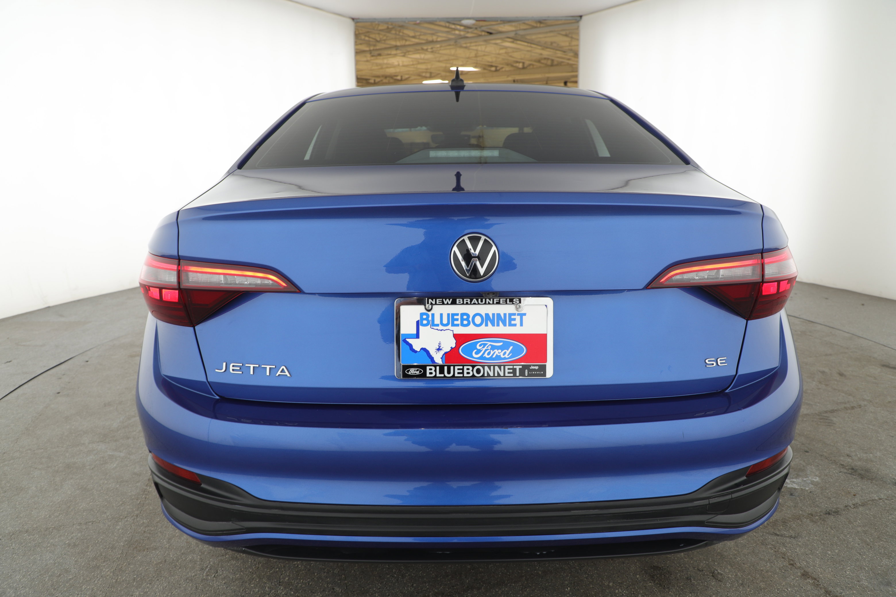 Used 2024 Volkswagen Jetta SE w/ Panoramic Sunroof Package image 4