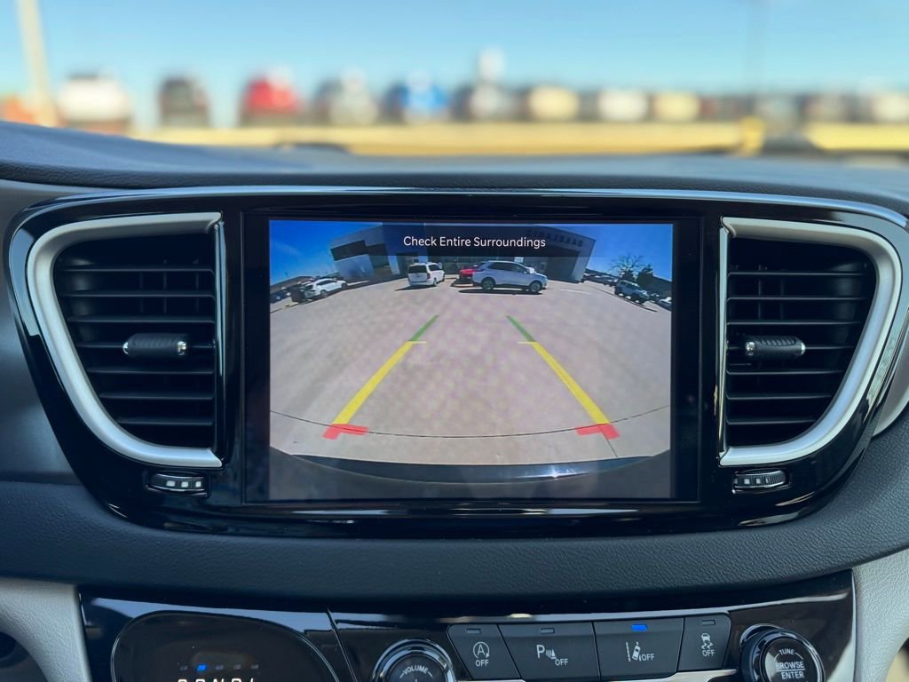 Used 2023 Chrysler Pacifica Touring-L image 23