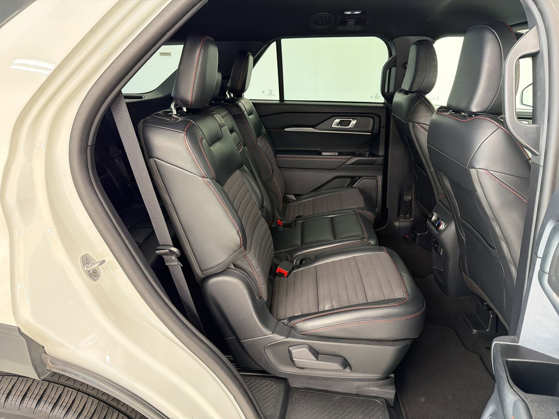 Certified 2025 Ford Explorer ST-Line w/ ST-Line Street Pack image 28