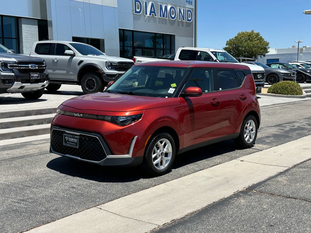 Used 2024 Kia Soul LX w/ Option Group 015 FWD image 2