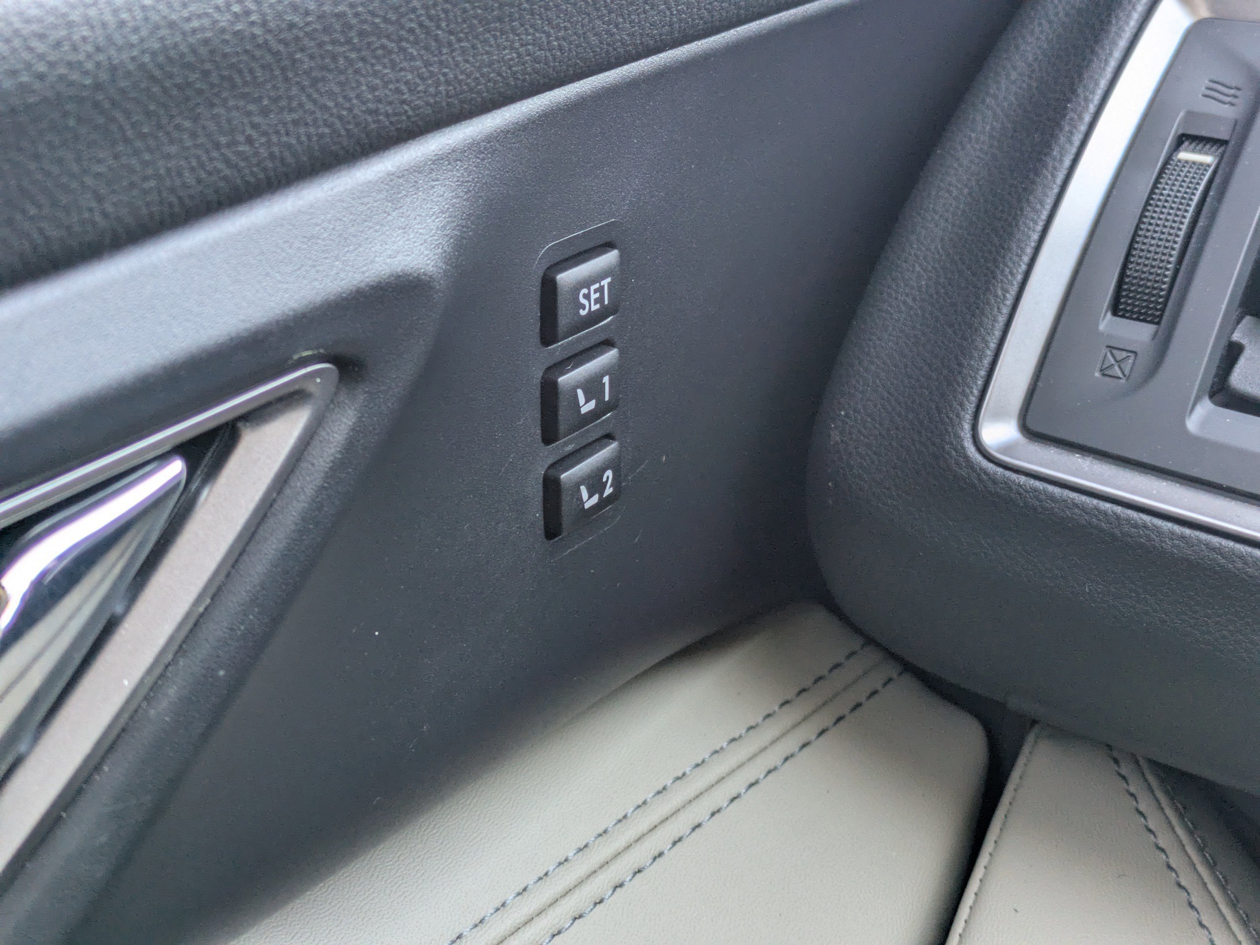 Used 2022 Subaru Ascent Limited image 25