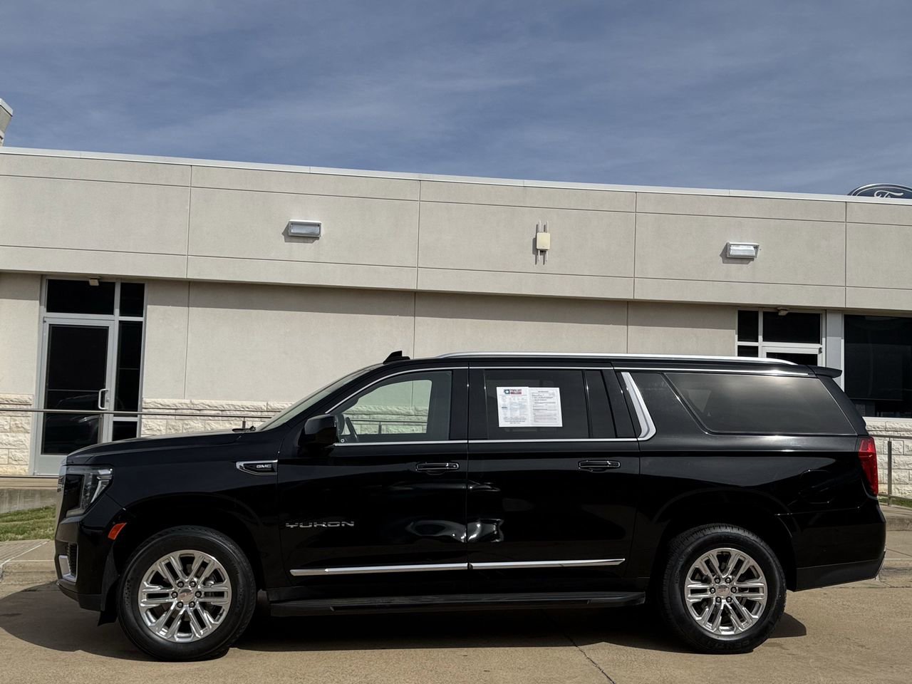 Used 2022 GMC Yukon XL SLT image 3