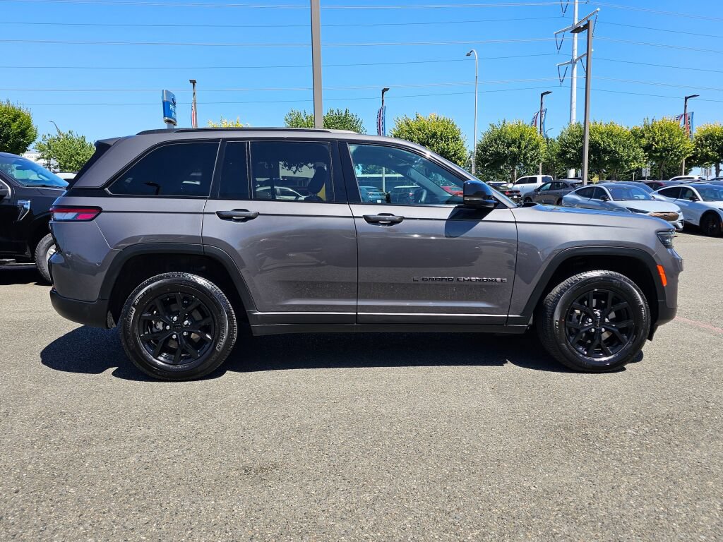 Used 2024 Jeep Grand Cherokee Altitude AWD/4WD image 4