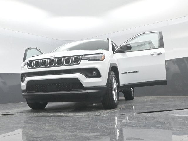 Used 2025 Jeep Compass Latitude w/ Sun & Sound Group AWD/4WD image 33