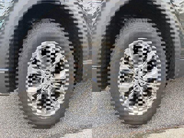 Certified 2022 Ford Explorer XLT w/ Equipment Group 202A image 9