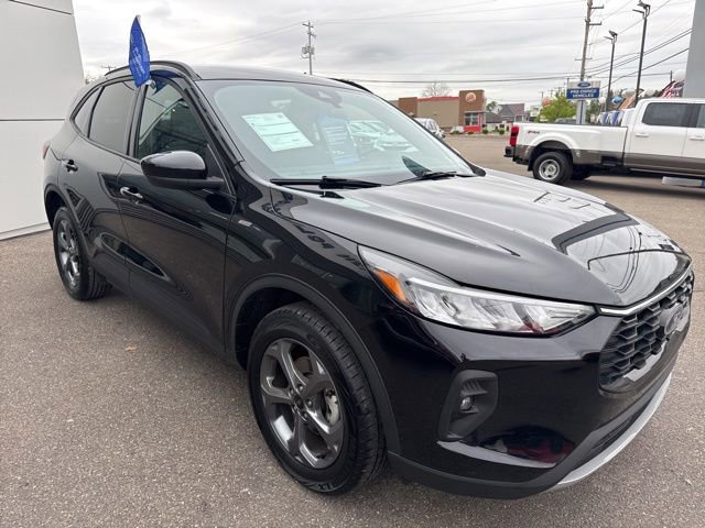Certified 2025 Ford Escape ST-Line Select AWD/4WD image 4