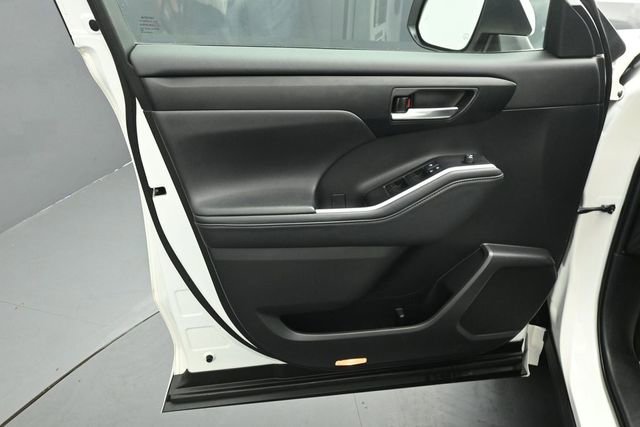 Used 2021 Toyota Highlander XLE AWD/4WD image 19