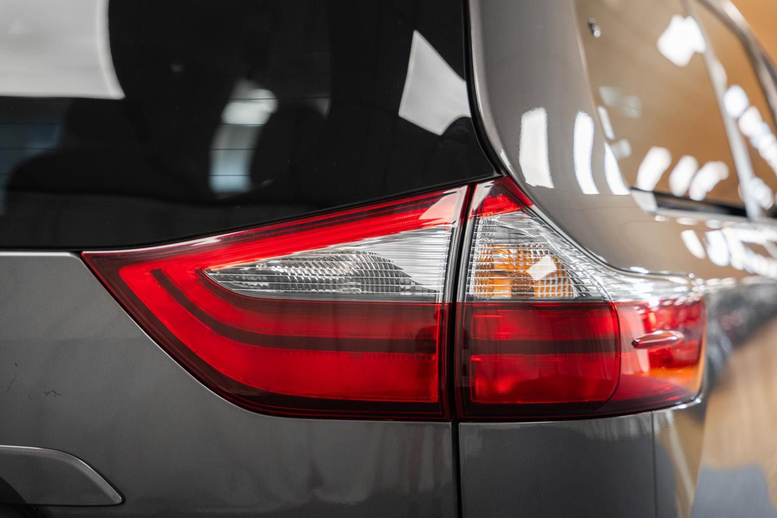 Used 2020 Toyota Sienna XLE w/ XLE Navigation Package image 7