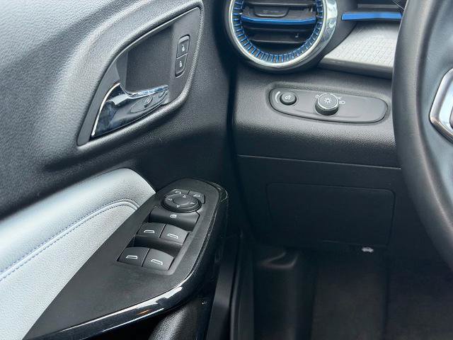 Used 2025 Chevrolet Trax LT w/ LT Convenience Package FWD image 18