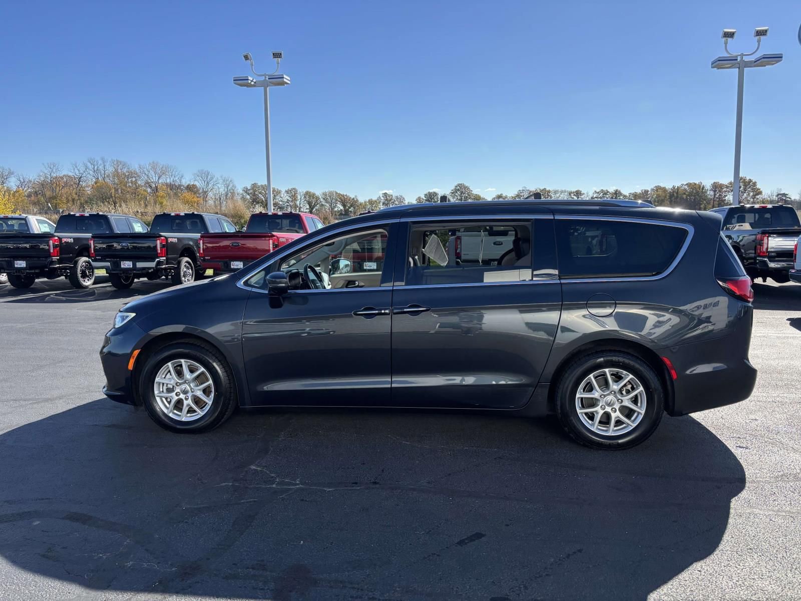 Used 2021 Chrysler Pacifica Touring-L image 5