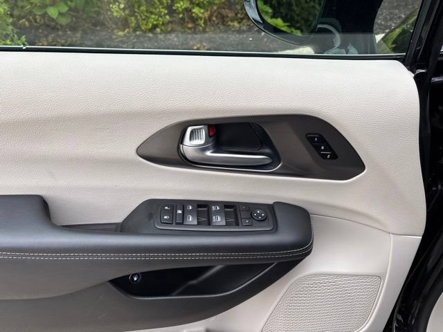 Used 2024 Chrysler Pacifica Limited FWD image 13