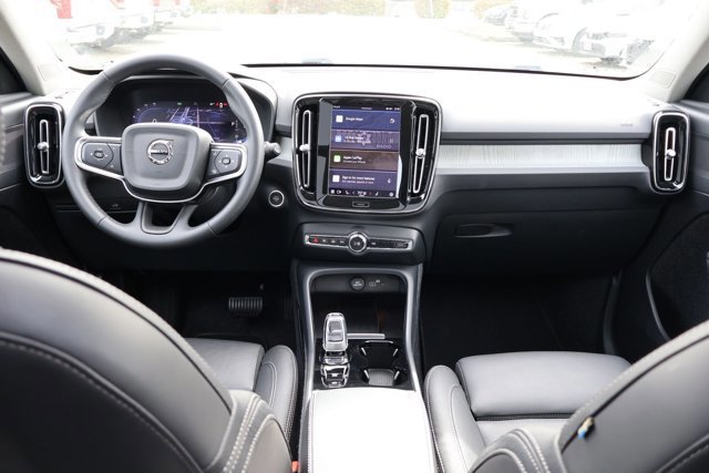 Used 2025 Volvo XC40 B5 Plus image 20