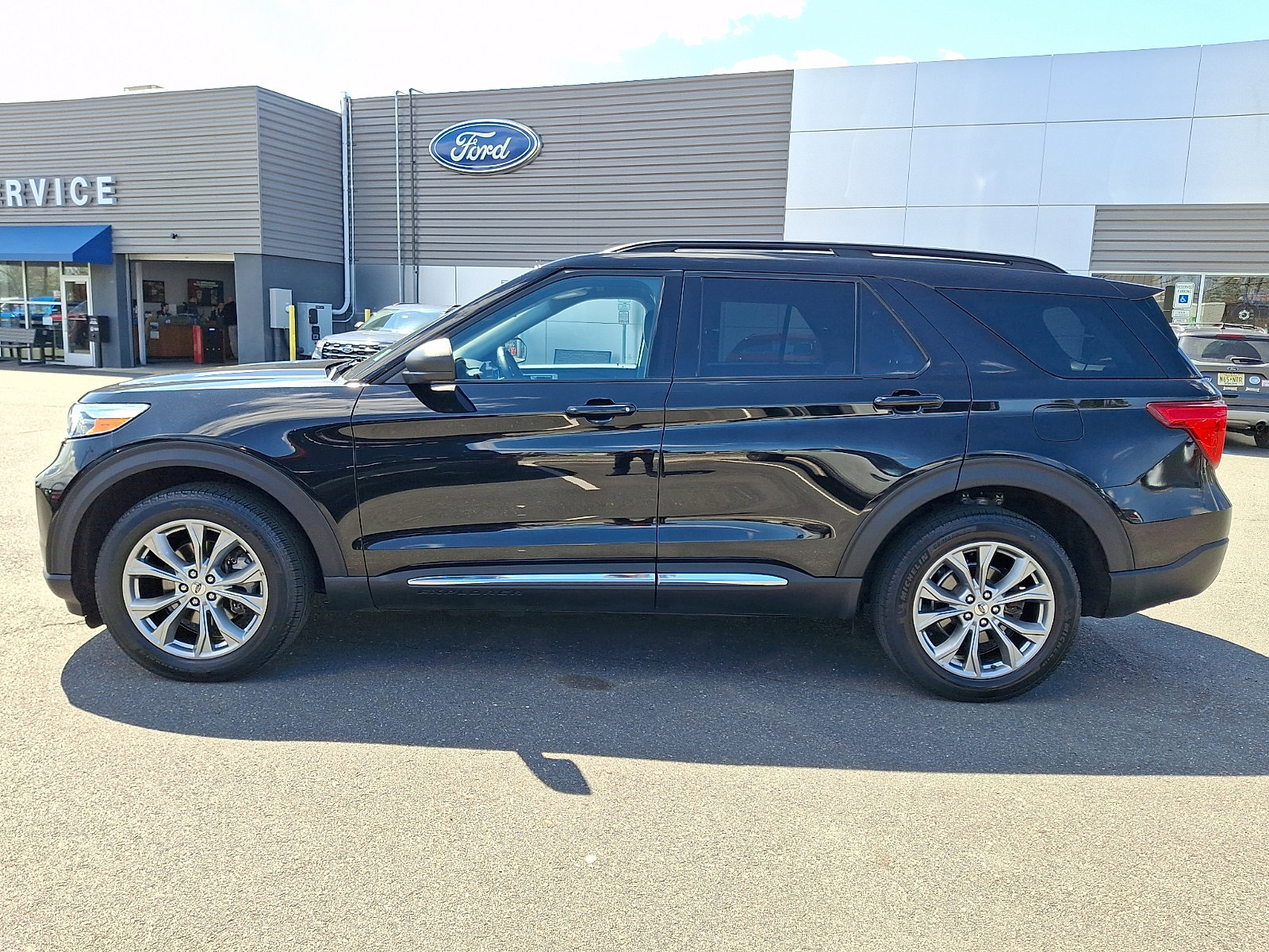 Certified 2022 Ford Explorer XLT w/ Equipment Group 202A AWD/4WD image 6