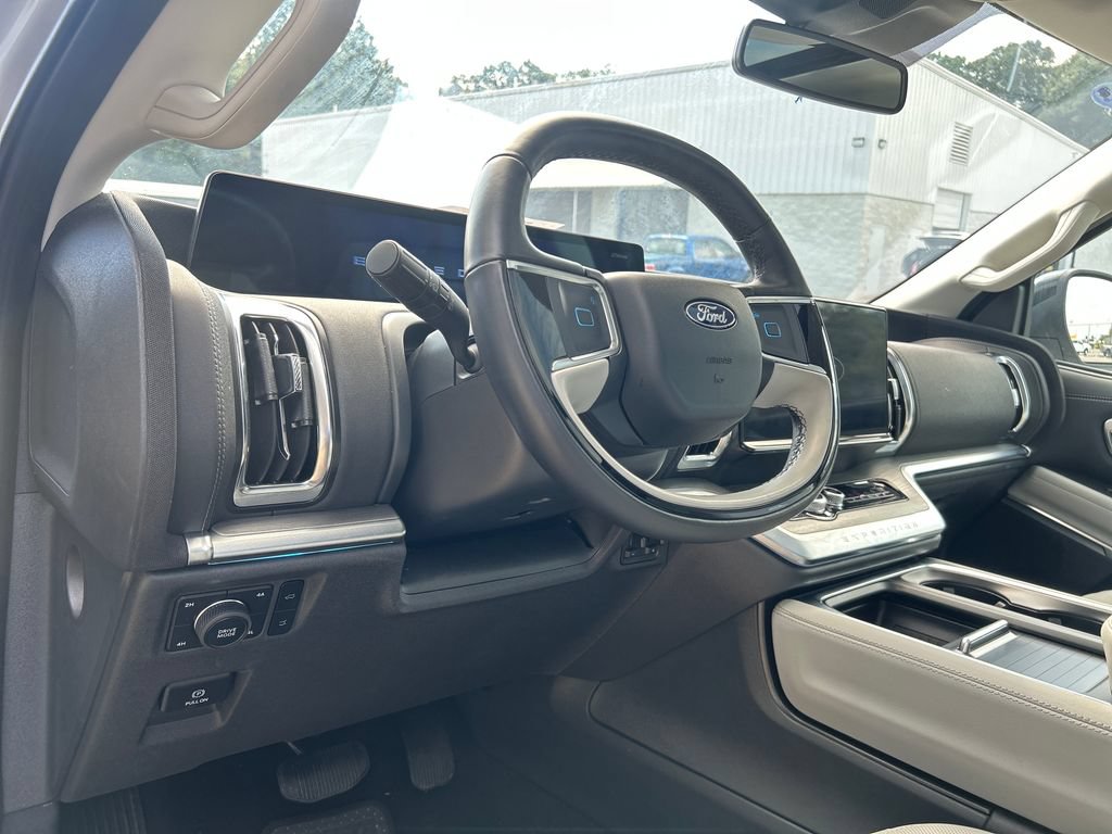Certified 2025 Ford Expedition Platinum w/ Driver's Package AWD/4WD image 10